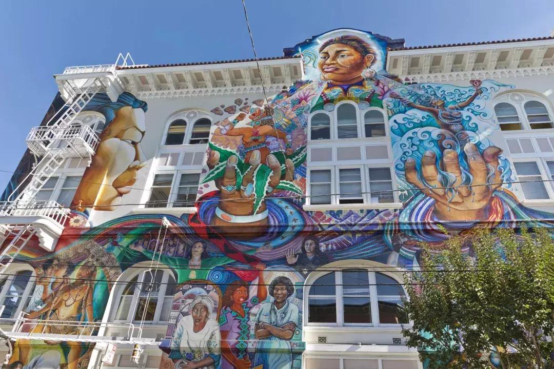 Un colorido mural a gran escala cubre el costado del Edificio de Mujeres en 使命地区 de San Francisco.